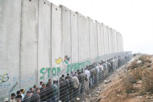 Palestinian workers waiting in line at Bethlehem-Jerusalem checkpoint. (© Anne Paq / Activestilles)