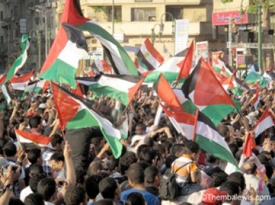 Palestinian flags flying in Tahrir Square, Cairo during May Day celebrations (Source: 3arabawy.com)