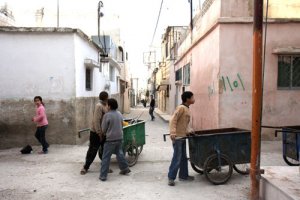 Children in the narrow streets of al-Wihdat refugee camp, Jordan 2008. (Anne Paq, activestills.org)