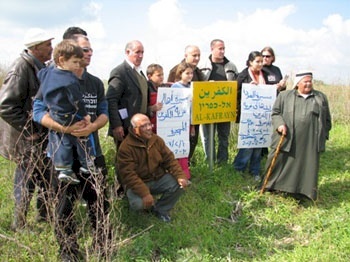 أعضاء من جمعية زوخروت يشاركون الفلسطينيين في زيارة لقريتهم الكفرين المهجرة (تصوير: زوخروت)