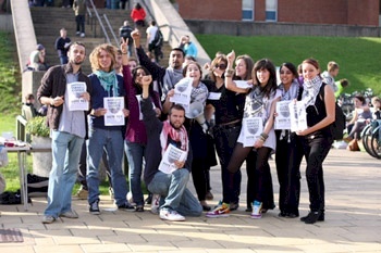 فعاليات طلابية في جامعة ساكس تطالب بالإنضمام لحملة مقاطعة إسرائيل، بريطانيا 2009 (تصوير: جوش جونز، حملة المقاطعة)