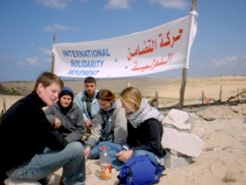 الشهيدة ريتشل كوري تتوسط مجموعة من المتضامنين الدوليين (المصدر: حركة التضامن)